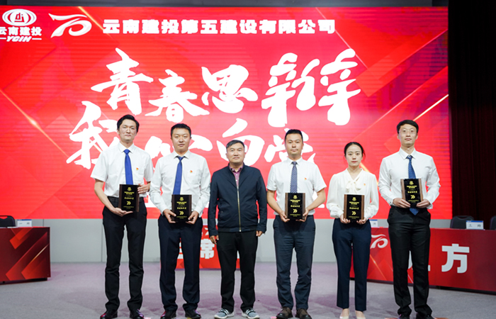 1683893227446753.jpg (小圖)最佳組織獎(jiǎng)代表領(lǐng)獎(jiǎng).jpg